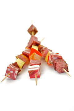 紅辣椒和奶酪，孤立在白色背景Salami Shishkabobs