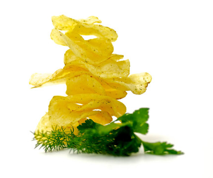 薯片金字塔和蒔蘿和歐芹孤立在白色背景
