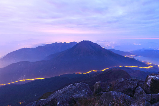 夜與路山