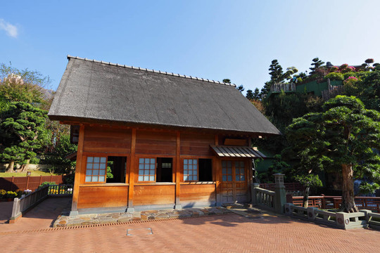 樹和藍(lán)天的木屋