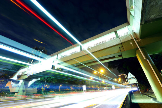 公路的光線軌跡