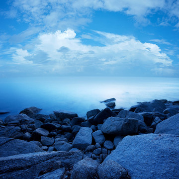 早晨的海景。長曝光鏡頭。廣場組成。