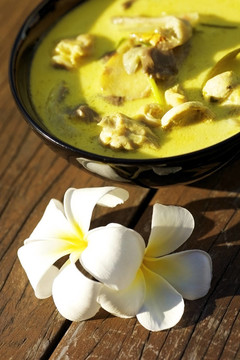 Tom Kha Gai -泰國(guó)傳統(tǒng)雞湯和椰奶。極淺景深。垂直拍攝。