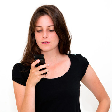 年輕女人在蜂窩電話上交談