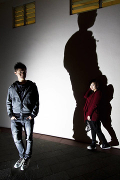 亞洲女人和男人在街上