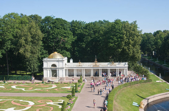 Peterhof。較低的公園。通道；與花parterre Voronihin
