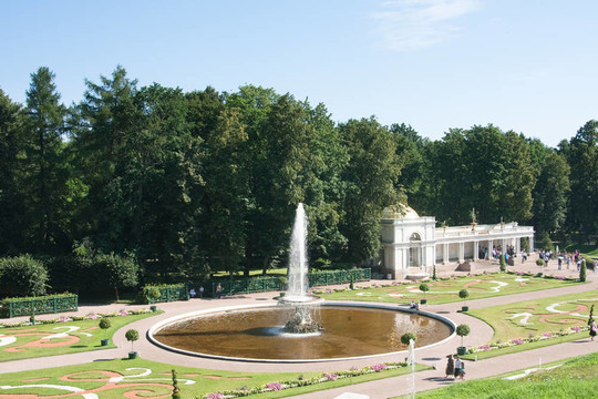 Peterhof。較低的公園。噴泉花壇花卉園和碗