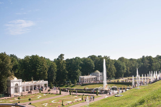 Peterhof。較低的公園。噴泉花壇花卉園和碗