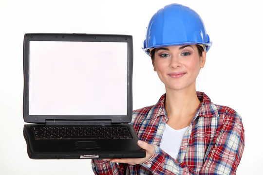 女建筑工人展示筆記本電腦。