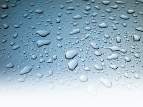 雨水落在垃圾金屬