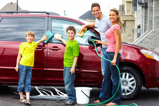 幸福家庭洗车族。
