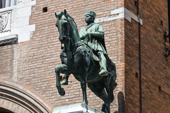 青銅雕像。市政廳。Ferrara。Emilia Romagna。意大利.