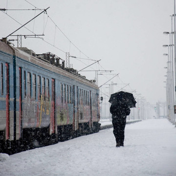 在火車站下雪
