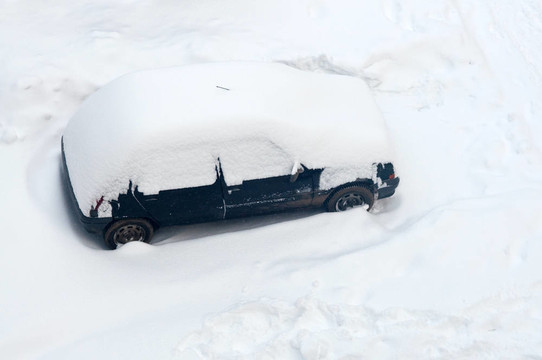 雪覆蓋汽車