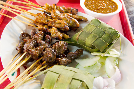 雞肉和羊肉沙爹串與Ketupat Rice