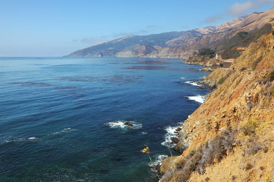 在陡峭海岸上蔚藍(lán)的海浪