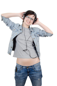 女孩通過(guò)耳朵聽(tīng)音樂(lè)