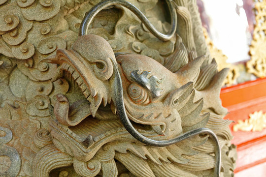 寺廟中的中國龍雕像