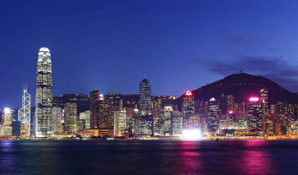 香港的天際線在夜間
