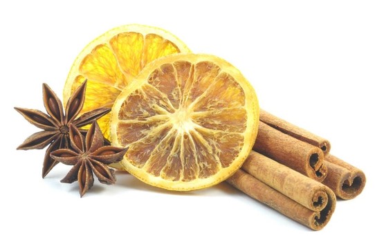 橙色；桂皮和八角