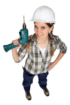 女建筑工人拿著鉆。