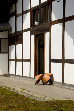 兩個日本稻草雨帽子（amegasa）在寺廟的院子里。