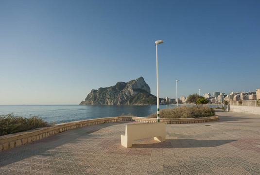 陽光明媚的海濱長廊在卡爾佩；白色海岸；西班牙