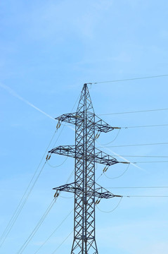 藍(lán)天背景下的輸電線路鐵塔
