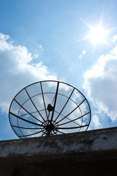 衛(wèi)星在天空