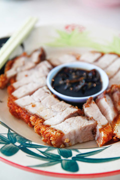 中國(guó)去骨切片烤豬肉皮酥炸豬肉
