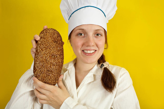 女Baker抱著鮮面包過黃