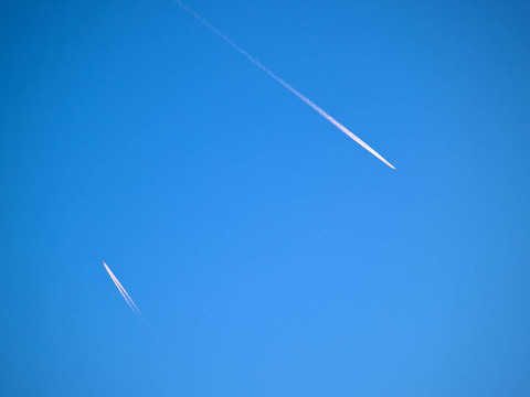 空中十字路口天空飛機的軌跡