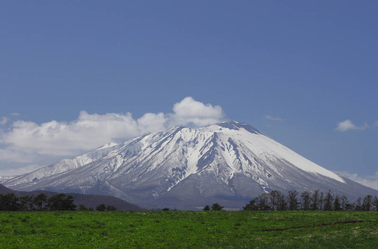 巖手山和湛藍(lán)的天空