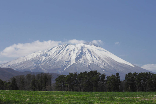 巖手山和湛藍(lán)的天空