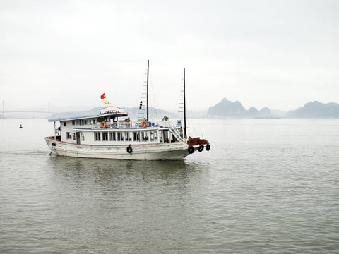 下龍灣旅游船；越南。
