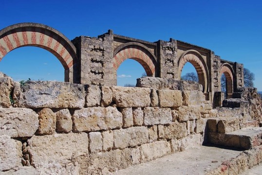摩尔式的拱门；Medina Azahara。