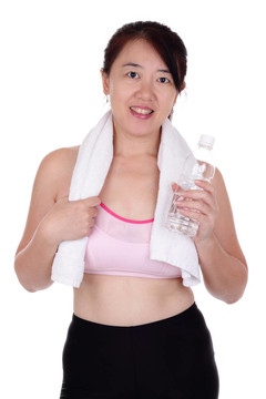 拿著一瓶水的女人