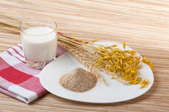牛奶和小麥耳玻璃