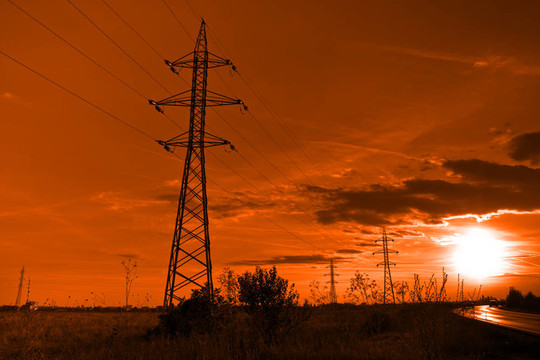 太陽電電線塔在日落