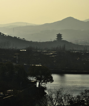 湖畔晨曦