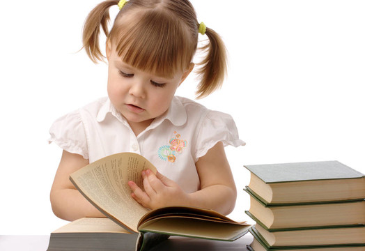 可愛的小女孩正在讀書；回到學校