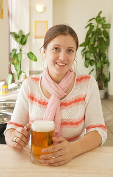 喝啤酒的女孩