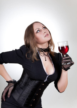 華麗女人與紅葡萄酒