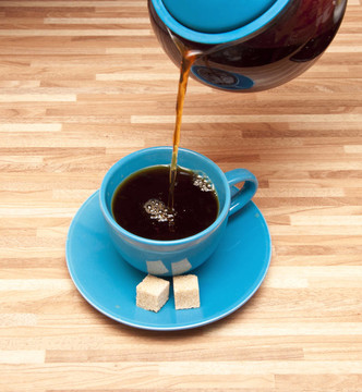倒茶入茶杯