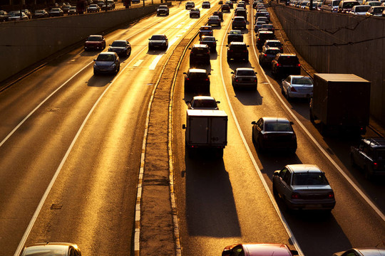 有許多小汽車的公路