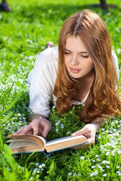 年輕婦女讀書