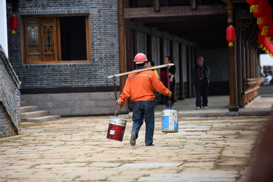 挑水工人