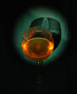 成液體的酒杯