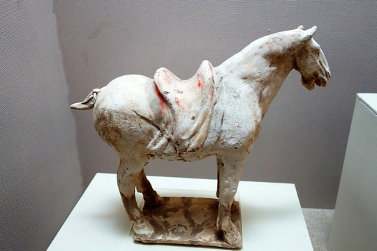 白陶鞍馬 唐代
