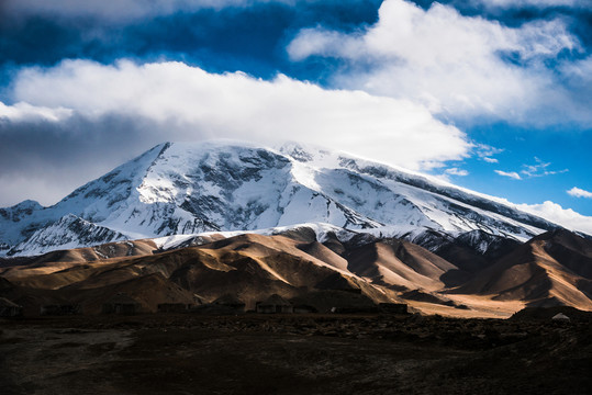 雪山光影卡拉庫里湖